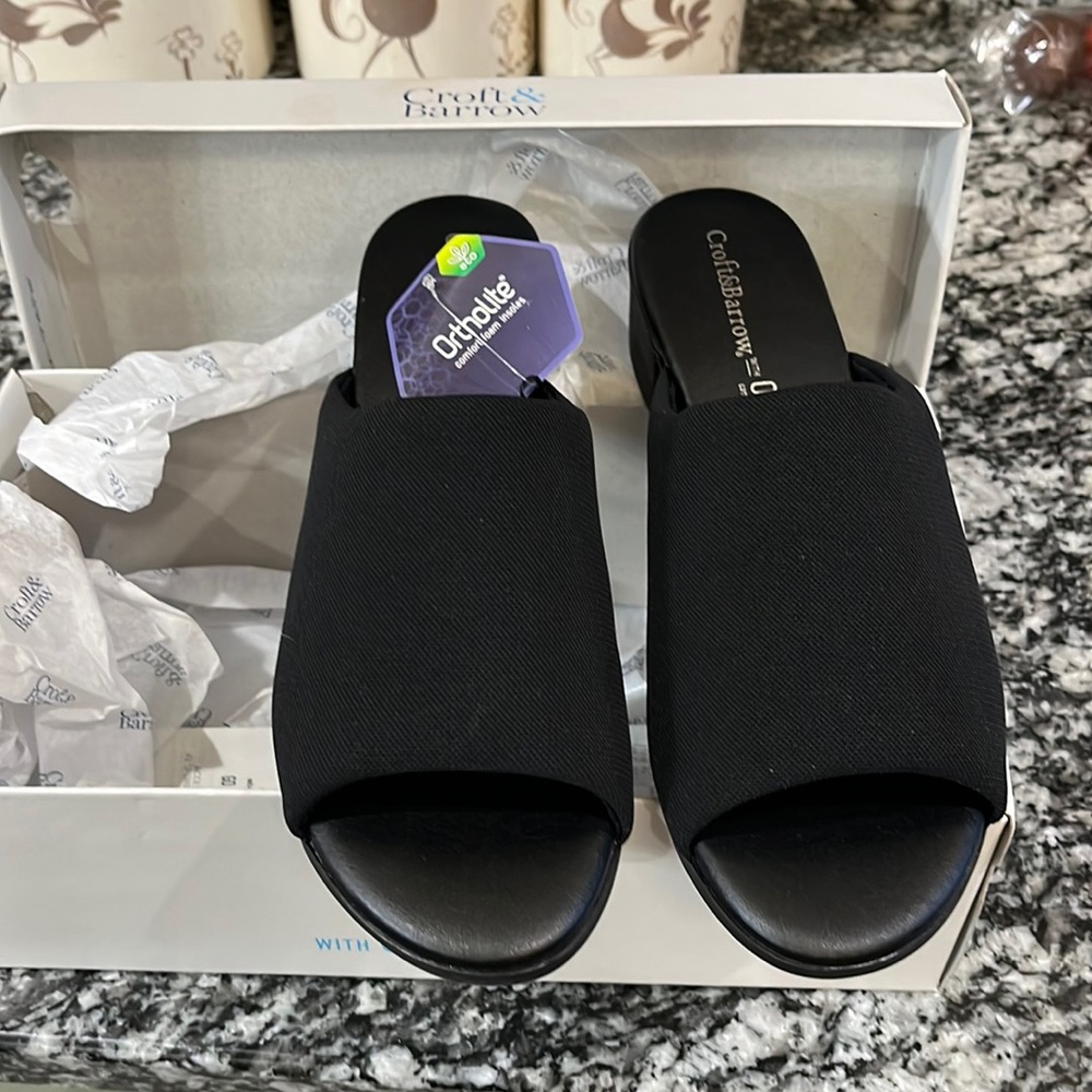 New and never worn Women’s Croft & Barrow black size 8 shoes